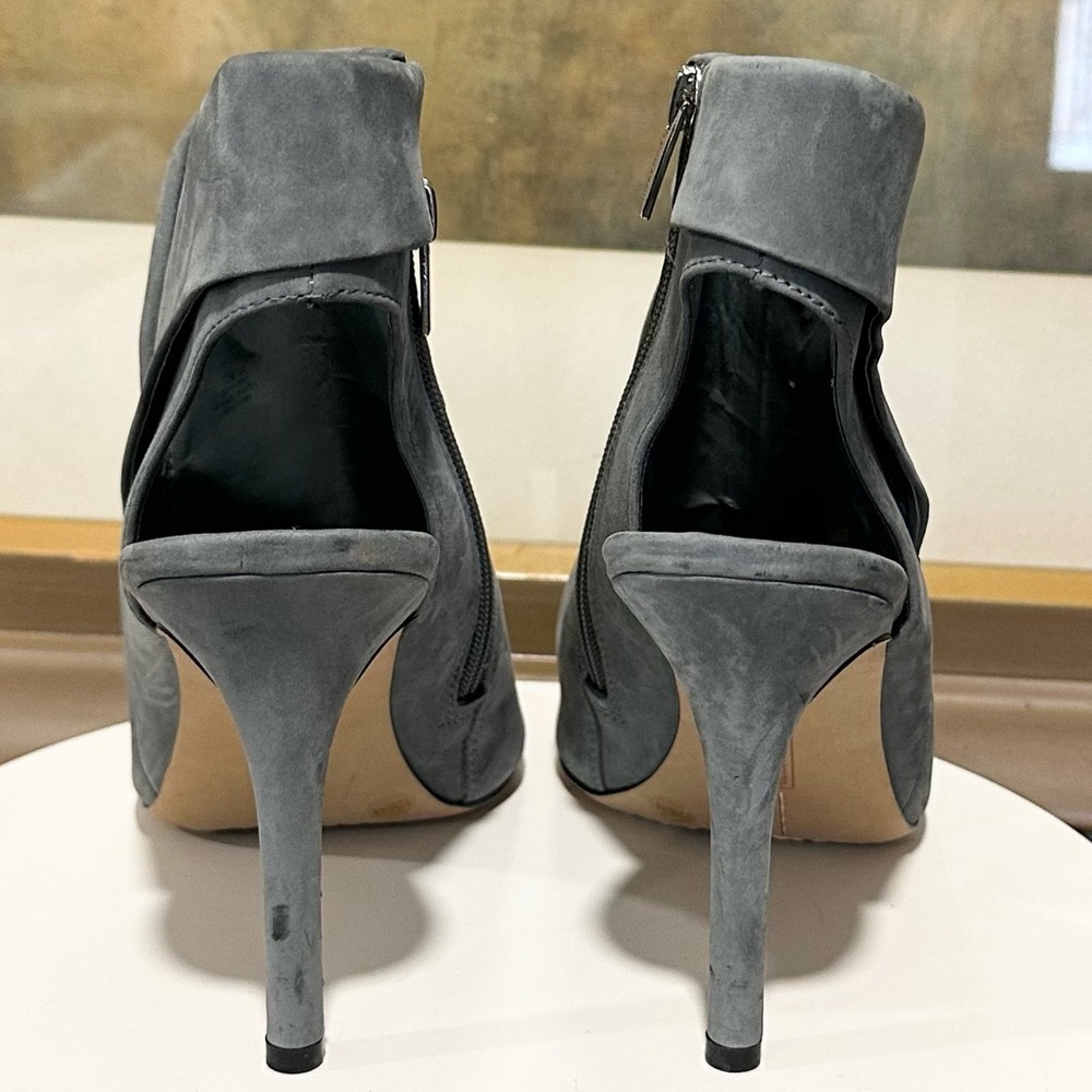 🌸VINCE CAMUTO🌸 Cholia Asymmetrical Sandal Bootie In Smoke Stack Nubuck Size: 12 - Picture 6 of 14